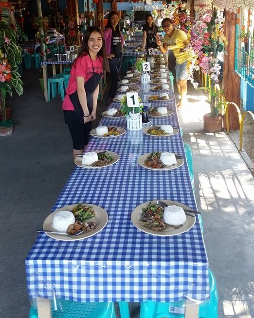 Reserved tables and meals for a large group, and the restaurant staff waiting to serve them.